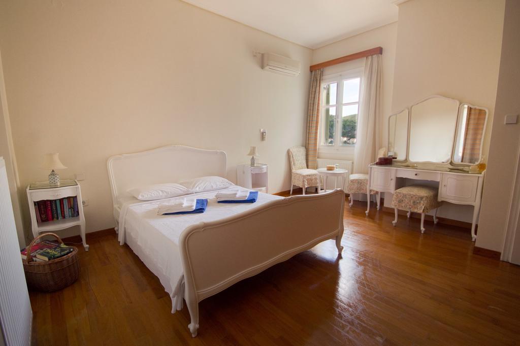 Yellow House Ithaca バティ 部屋 写真